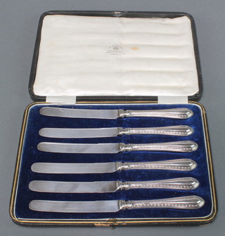 A set of 6 Mappin & Webb silver handled butter knives Sheffield 1915, cased 