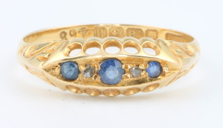 An 18ct yellow gold sapphire ring size Q 