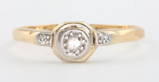 An 18ct yellow gold diamond ring size L 1/2