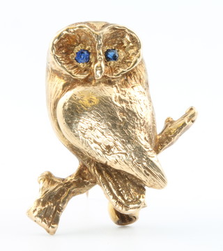 A 9ct yellow gold gem set owl brooch, 9 grams