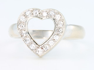An 18ct white gold heart shaped paste set ring, size T