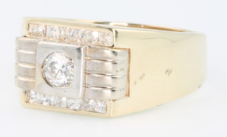 A 9ct yellow gold paste set gentleman's dress ring, size 3
