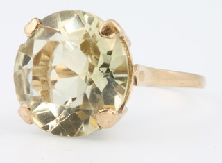 A 9ct yellow gold quartz set dress ring size P 