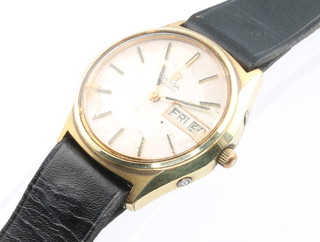 A gentleman's gilt cased Omega quartz calendar wristwatch 