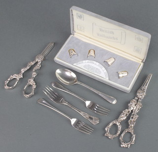 A pair of silver grape scissors London 1976, minor silver cutlery and 4 thimbles, weighable silver 180 grams 