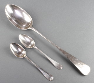 A Victorian silver gravy spoon London 1889, 2 tea spoons, 182 grams 
