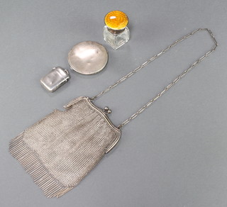 A 925 mesh purse, a silver compact and vesta together with a silver mounted scent, weighable silver 150 grams 