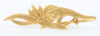 A high carat yellow gold bar brooch, 1 gram 