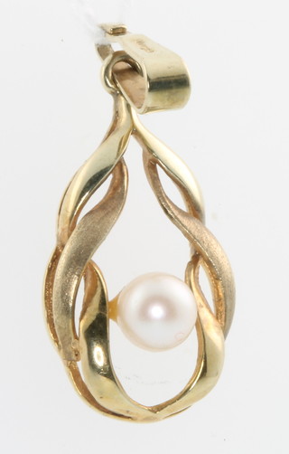 A 9ct yellow gold cultured pearl set pendant 