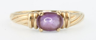A 9ct yellow gold cabochon cut amethyst ring size P 1/2