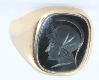A gentleman's 9ct gold onyx signet ring with portrait Roman bust, size R