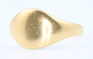 A gentleman's 18ct gold signet ring, 3 grams