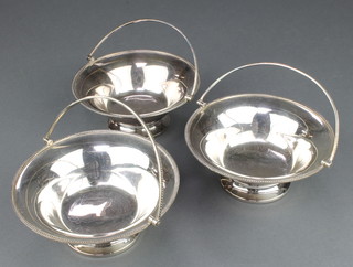 A set of 3 circular silver baskets Birmingham 1980, 513 grams 