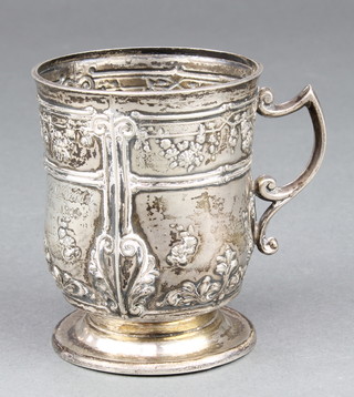 A repousse silver christening mug with floral decoration Birmingham 1912, 67 grams 