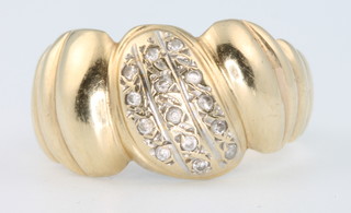 A 14ct yellow gold diamond ring size P