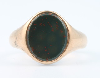 A 9ct yellow gold hardstone ring size P