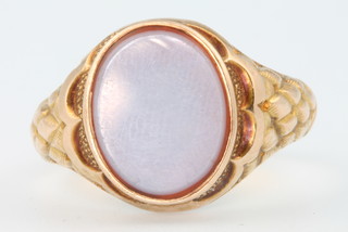 A gentleman's 15ct yellow gold hardstone signet ring, size S 