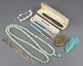 A hardstone bead necklace and minor costume jewellery 