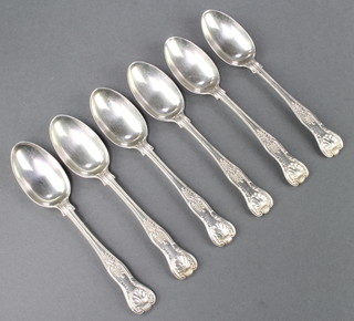 A set of 6 Edwardian silver fiddle pattern tea spoons London 1906, 156 grams 