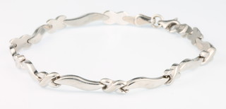 A 9ct white gold fancy link bracelet, 3 grams 7" 
