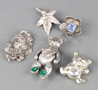 4 silver brooches, 49 grams