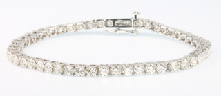 A 14ct white gold diamond tennis bracelet approx 5.51ct 7" 
