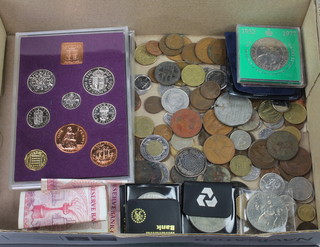 2 uncirculated coin sets, minor commemorative coins and crowns 