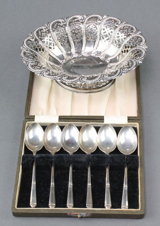 A Victorian repousse silver pierced floral oval pedestal bon bon dish 6 1/2" Sheffield 1893 together with a cased set of 6 silver teaspoons Birmingham 1946 , 183 grams 