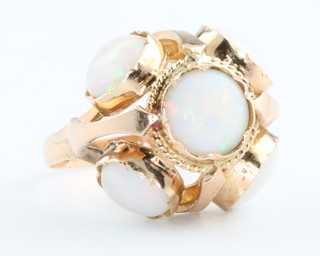 An 18ct yellow gold cabochon opal set set ring size Q