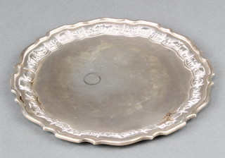 An Indian sterling silver salver, the rim decorated with figures, elephants and huts 8", 350 grams 