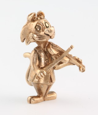 A 9ct yellow gold charm in the form of a cat playing a violin, 7.5 grams