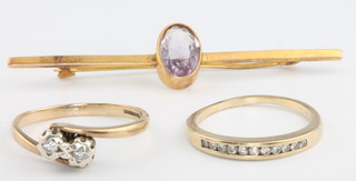 A 9ct yellow gold amethyst bar brooch and 2 9ct yellow gold gem set rings, size P and R 1/2