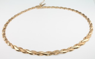 A 9ct 2 colour gold necklace, 15 grams 
