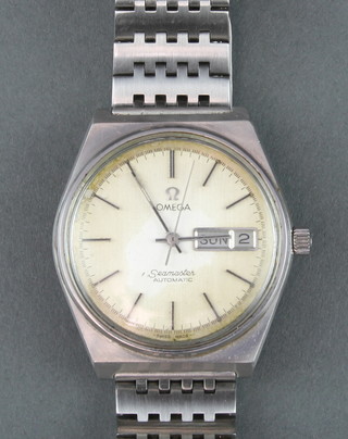 A gentleman's steel cased Omega Seamaster automatic calendar wristwatch on a ditto bracelet 
