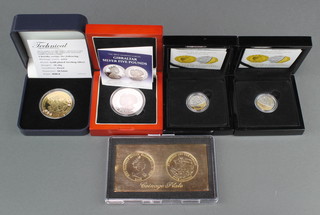 A silver gilt ingot coinage plate, 2 silver crowns and 2 plated 20p date error coins