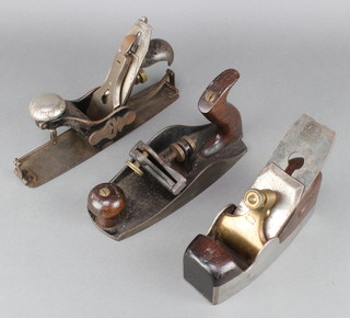 A Stanley Rule and Level Company no.113 steel bodied compass plane, a Norris smoothing plane, a "Quangsheng" no.112 scraper plane (no blade)