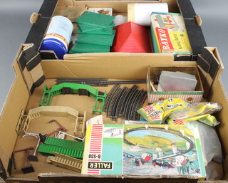 A quantity of red and green Bayko building sets together with a collection of N gauge rails etc 