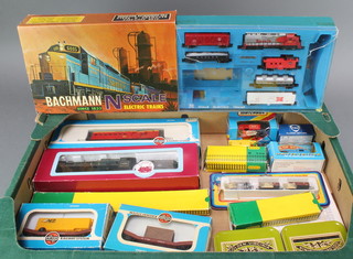 A Bachmann N scale electric train set boxed (missing transformer?), a small quantity of N gauge rolling stock 
