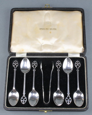 A set of cased silver coffee spoons and nips with pierced handles Birmingham 1938, 76 grams