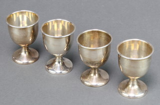 A set of 4 835 silver egg cups, 118 grams 