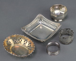 An octagonal silver dish Sheffield 1918, 2 dishes and 2 napkin rings 198 grams 