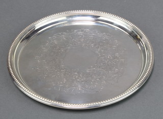 A circular silver card tray with chased decoration Birmingham 1972, 270 grams 
