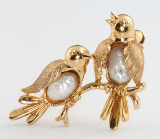 A 9ct yellow gold baroque pearl bird brooch, 4 grams 