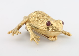 An 18ct yellow gold ruby set brooch in the form of a frog, 12.3 grams 