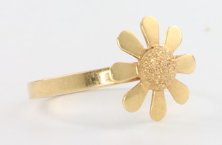 An 18ct yellow gold daisy ring, size N, 2.2 grams 