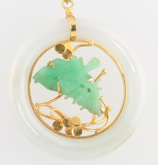 An 18ct yellow gold mounted jade pendant 