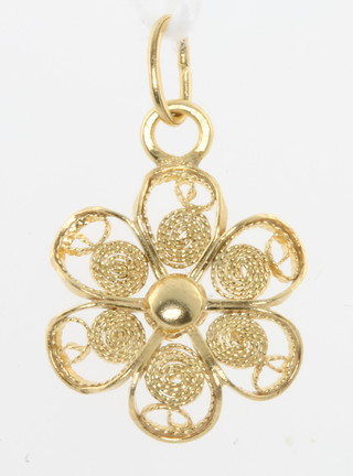 A 14ct yellow gold floral pendant, 1 gram