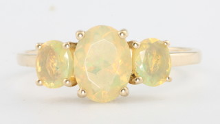 A 9ct yellow gold gem set 3 stone ring size P 1/2