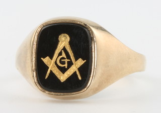 A 9ct yellow gold enamelled masonic ring size W 