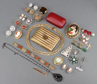 A  quantity of minor costume jewellery